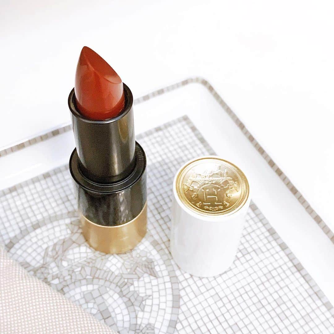のインスタグラム：「赤リップーーー！💄✨﻿ ﻿ 自粛期間中に買ったやーつだよ。﻿ ﻿ 前までは赤い口紅をつけると﻿ すんごーく恥ずかしかったりしたけど、﻿ 最近は赤い口紅がとても素敵だなぁと﻿ 思うようになったお年頃☺︎﻿ ﻿ 香りも良いし、発色も持ちも良いし、﻿ 軽くつけたら血色良くみえるし﻿ しっかり塗れば存在感あって﻿ いまのとこ1番お気に入りのリップかも❤︎﻿ ﻿ 今はマスク生活だけど、﻿ それでも一塗りして気分あがるやーつです！﻿ ﻿ #ルージュエルメス #hermeslipstick﻿ #エルメスリップ #口紅 #エルメス」