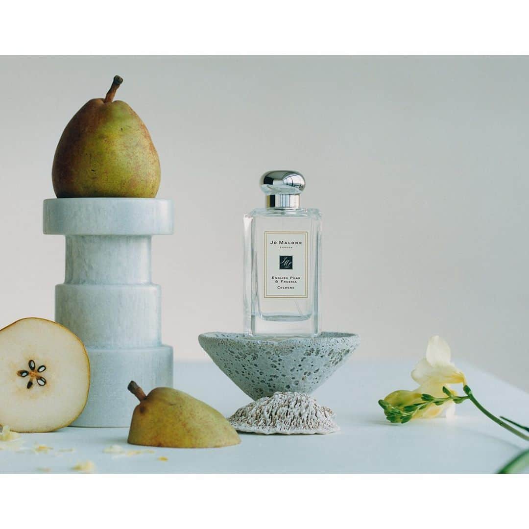 Jo Malone Londonさんのインスタグラム写真 - (Jo Malone LondonInstagram)「The juiciness of just-ripe pears wrapped in a bouquet of white freesias. Discover English Pear & Freesia. #DeclareYourScent」7月18日 21時06分 - jomalonelondon