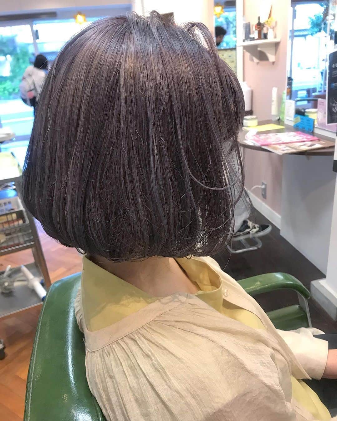 井上花実のインスタグラム：「宇宙ラベンダー🪐💫👽 ダブルカラーです color×2.cut.treatment / ¥18,800(+tax) ご予約の際にダブルカラーとお伝えいただいていない場合、ワンカラーではご希望の透明感が出せない場合がございます🙇‍♀️ : #ロンゴガール#ロンゴロンゴ#武雄美容室#武雄#武雄市#佐賀#佐賀美容室#ボブ #ベージュ #内巻きボブ #外国人風#外国人風カラー#ハイライト #ミディアムヘア #グレージュ#ラベンダーカラー #hair#hairstyle#haircolor#fashion#ダブルカラー#ラベンダーアッシュ #ミディアム#アプリエ#ラベンダーグレージュ #イルミナ#イルミナカラー#武雄美容室ロンゴロンゴ」