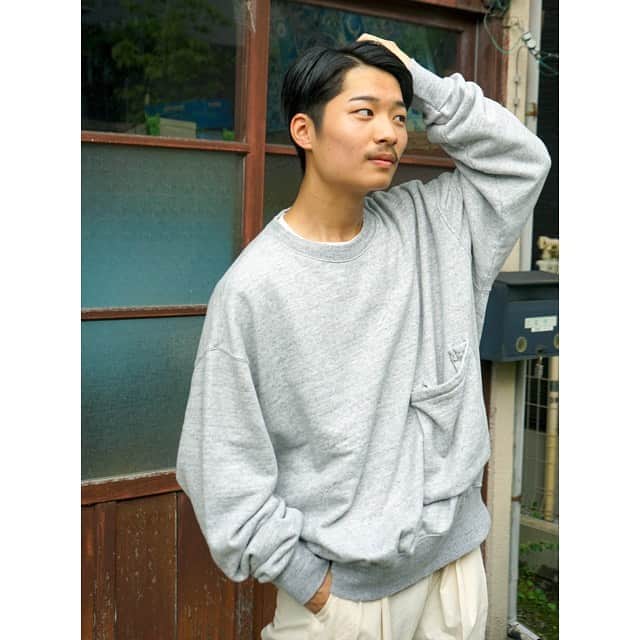 KUROのインスタグラム：「アメリカのヴィンテージスウェットをデザインソースにした Used wash sweat  デッドストックのヴィンテージスウェットを思わせるUSミリタリーリブやフリーダムスリーブ、アーキテクチャー要素を加えたマチ付きポケットと拘りを細部に散りばめたスウェット。  年間通して着用出来るライトオンスの生地を、ストーンウォッシュ加工することで絶妙な抜け感を演出し、ヴィンテージライクな印象に仕上げています。  Used wash sweat with American vintage sweatshirts as the design source   US military ribs and freedom sleeves reminiscent of dead stock vintage sweatshirts, gusseted pockets of architectural elements and intimate details.  The light oz fabric worn all year round is stonewashed to create an Effortless fashion, giving it a vintage-like impression.  ーUsed Wash Crew Neck Sweatー  Size…2 Model… @fukuda_ryubi （170cm/55kg） Photo... @tsukeyakiba_  ------------------------------------------  KURO×Unfowld　ー現代の日常着の再定義ー  「本物を着る。文化を着る。」をコンセプトに, パリファッションウィークにて毎シーズンコレクションを発表している @kurodenim 。 デニムを中心としたベーシックなプロダクトを、 学生クリエイティブチーム @Unfowld が提案します。」
