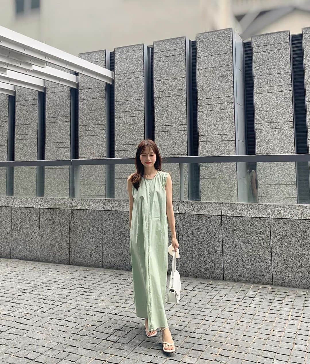 ハンナミのインスタグラム：「mint🤍🍈👀﻿ やっとギャザーワンピース着れた♡﻿ ﻿ 新作販売にて﻿ 沢山のご注文ありがとうございます:)﻿ 明日までなのでゆっくり見にきてください☺️﻿ ﻿ op, shoes #eneu (発売中)﻿ bag #wandler」