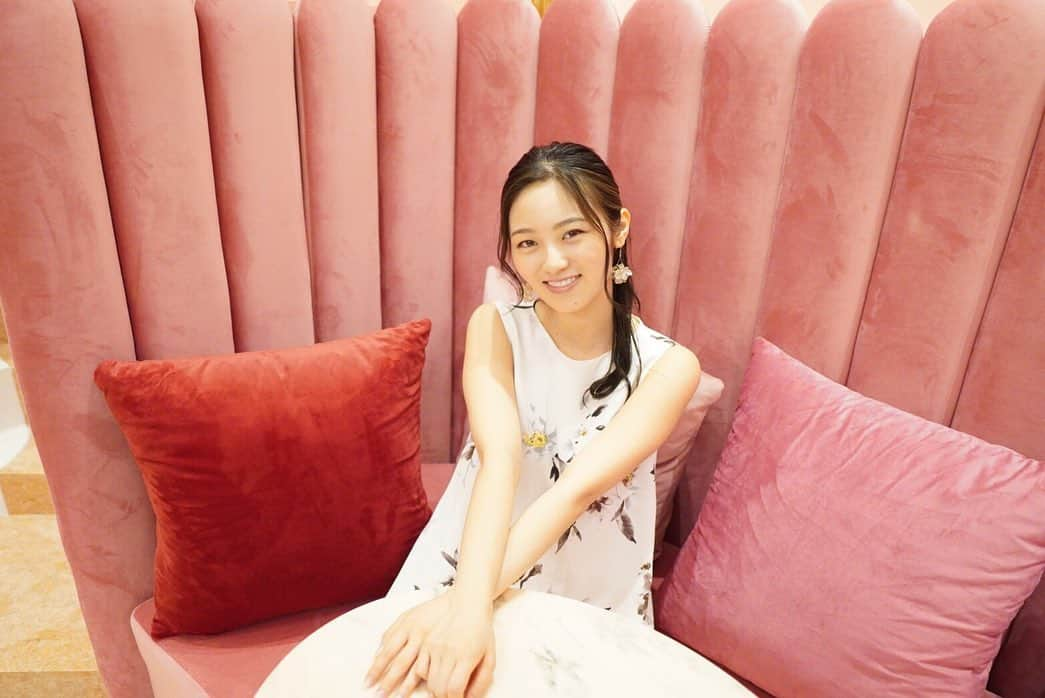 城田夏奈のインスタグラム：「. . .  可愛いお席💕 可愛いとなんだかわくわくする🥺  salon de louis 表参道だよ^ ^ #salondelouis #カフェ」