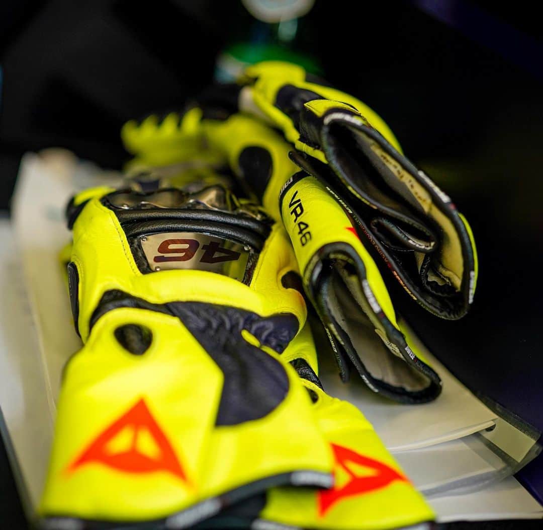 YamahaMotoGPさんのインスタグラム写真 - (YamahaMotoGPInstagram)「Q2 is next - the gloves are off!  ...Or should we say “on”? 💥🥊  . . #MonsterYamaha  #MotoGP  #SpanishGP  @valeyellow46  @motogp」7月18日 21時28分 - yamahamotogp