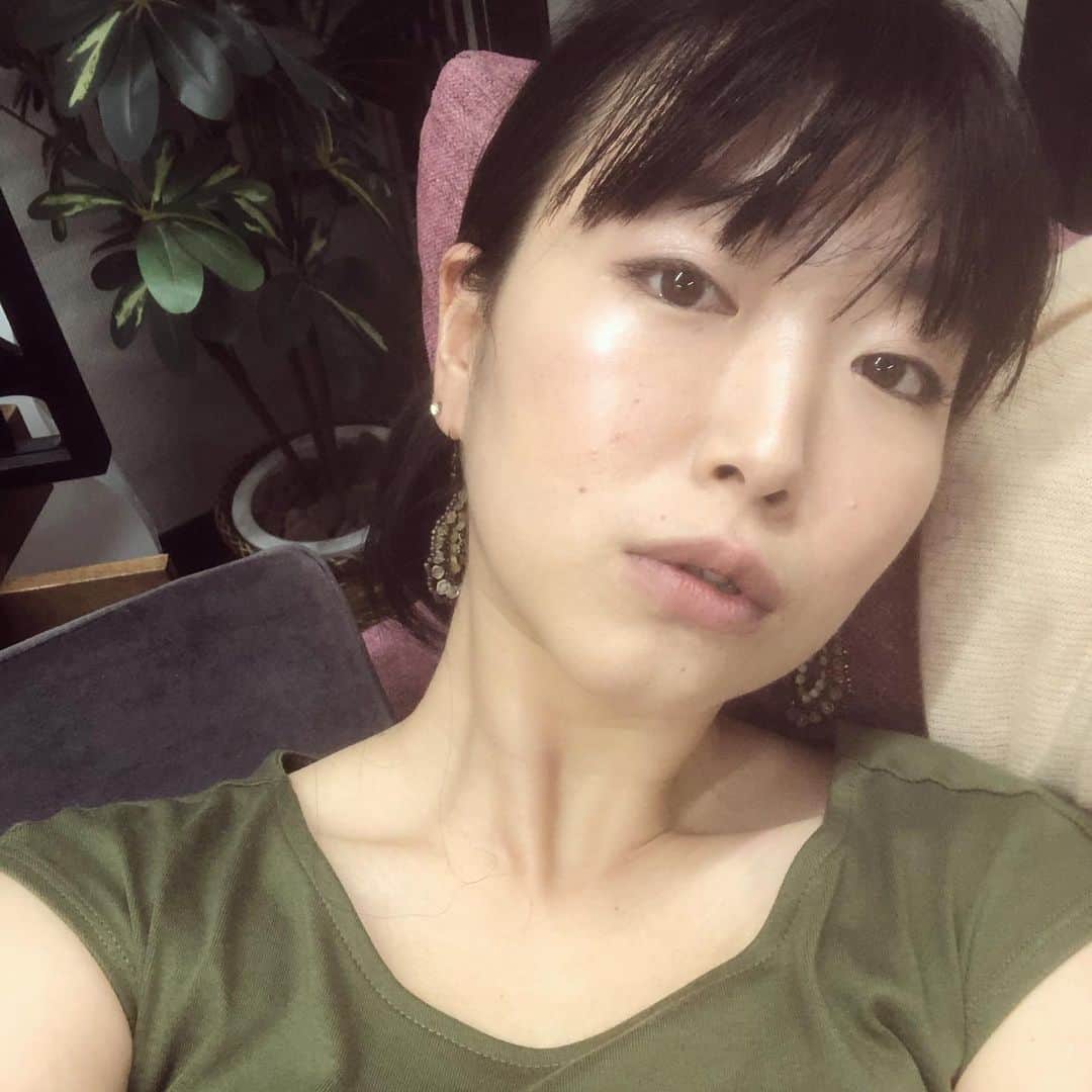 佐々木心音のインスタグラム：「ゴロゴロしながら 歌を小声で復唱する。 . 今日はとことん 自分を甘やかすぞ。 . . . #selfie #singsong #greenplants #tshirt #relux #offday #japanesegirl #actress #singersongwriter #kokonesasaki  #ゴロゴロしながら #歌を歌う #今日はお休み #とことん自分を甘やかす #緑が好き #うーんとのびのび #インスタソング #佐々木心音」