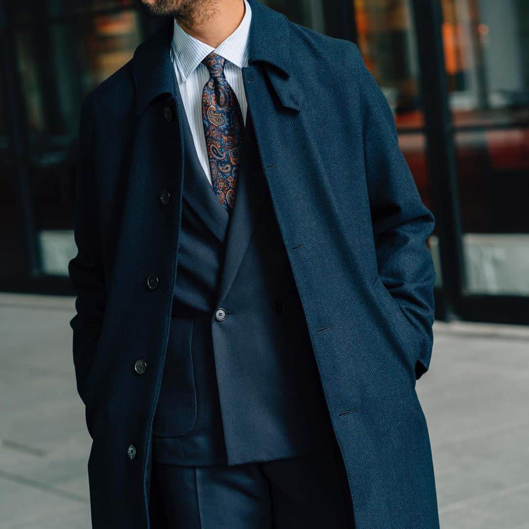 のインスタグラム：「《予約》【MACKINTOSH】﻿ - Pre Order 2020 Autumn&Winter -﻿ ﻿ 多くの洋服の起源となる英国文化の中で生まれたMACKINTOSHのコート。 ﻿ ﻿ EDIFICEでもその歴史は古く愛すべき名品を数多く世に送り出してきました。 ﻿ ﻿ 今回は往年の名モデルの別注を含む限定モデルを初め、今までにない豊富なモデルバリエーションと ライフスタイルアイテムを合わせたトータルラインナップを一足先にご覧いただく特集をお届けいたします。﻿ ﻿ 詳しくはプロフィールリンクよりご覧下さい。﻿ ※ショッピングタグが出ない場合はプロフィールリンクから特集ページ内にて詳細をご覧ください。﻿ ﻿ ﻿ P.1〜P.3﻿ Coat : 【Mackintosh EX - DUNKELD BT -】¥127,000+tax﻿ No : 20020310720440﻿ ﻿ P.4〜P.6﻿ Coat : 【Mackintosh - HEILAM -】¥127,000+tax﻿ No : 20020310700240﻿ ﻿ ﻿ ﻿ ﻿ ﻿ ﻿ ﻿ ﻿ ﻿ ﻿ ﻿ ﻿ ﻿ ﻿ #edifice #mackintosh #mackintoshcoat #exclusive #british #preorder #2020aw #dunkeld #woolcoat #woolherringbone  #hoodcoat #soutiencollarcoat #navycoat #menscoat #menswear #mensstyle #mensfashion #エディフィス #マッキントッシュ #マッキントッシュコート #ステンカラーコート #バルカラーコート #メンズコート #ウールコート #ビジネスコート #エディフィス別注」