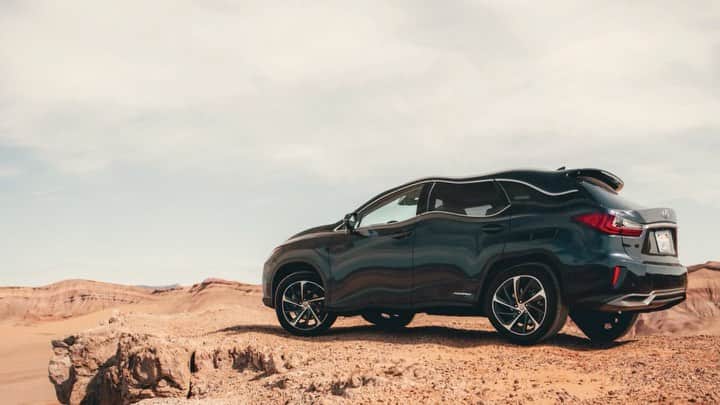 Lexus USAのインスタグラム：「This summer may be a scorcher 🔥🔥🔥, but it’s no match for your Lexus’s A/C! Do you turn the temperature all the way down and blast it OR do you have a perfect auto setting? If so what is it?」