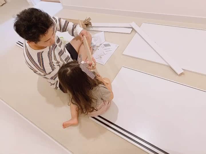 近藤千尋のインスタグラム：「今日は家族でステイホーム🏠 かわいい親子がトントン🔨してました☺️ 見てるこっちはハラハラするけど😂💦❤️ 家もだいぶ完成してきました✌︎🌼  皆さんはなにしていましたか？😆❤️」