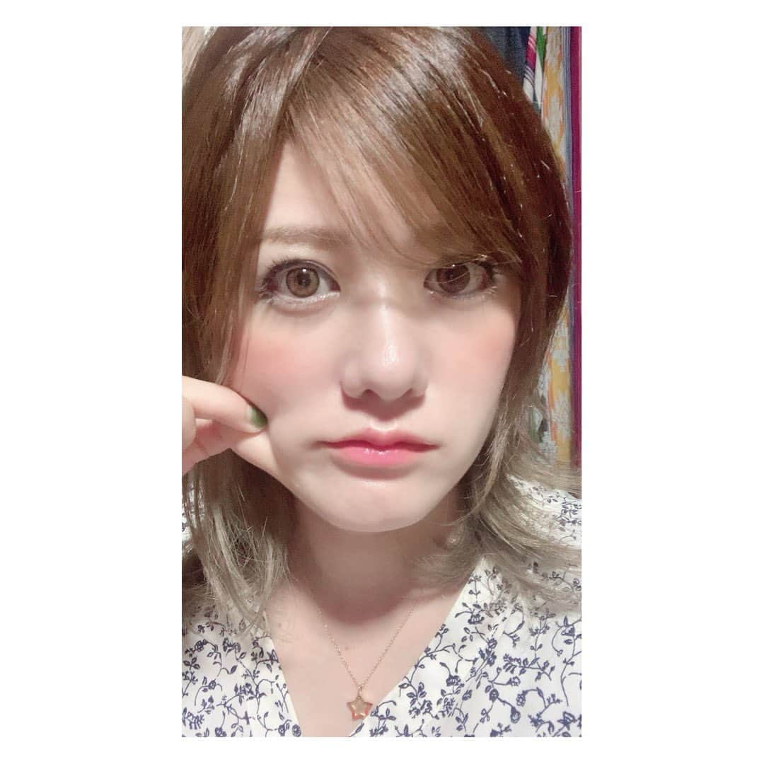 AIMIさんのインスタグラム写真 - (AIMIInstagram)「前髪セルフカット✂︎✂︎✂︎ ❤︎ ❤︎ 自分ですこ〜しだけ前髪を切ってみた うまくいった☺ほっ️ 色素薄い系のメイクして💄 増えたお肉をつまみました🍖 ❤︎ ❤︎ #AIMI#selfcut#前髪セルフカット #インナーカラー#ブルベ#メイク#canmake#ipsa#yvessaintlaurentmakeup#urglam#rmk#カラーマスカラ #singersongwriter#okinawa」7月18日 21時30分 - my_name_is_aimi