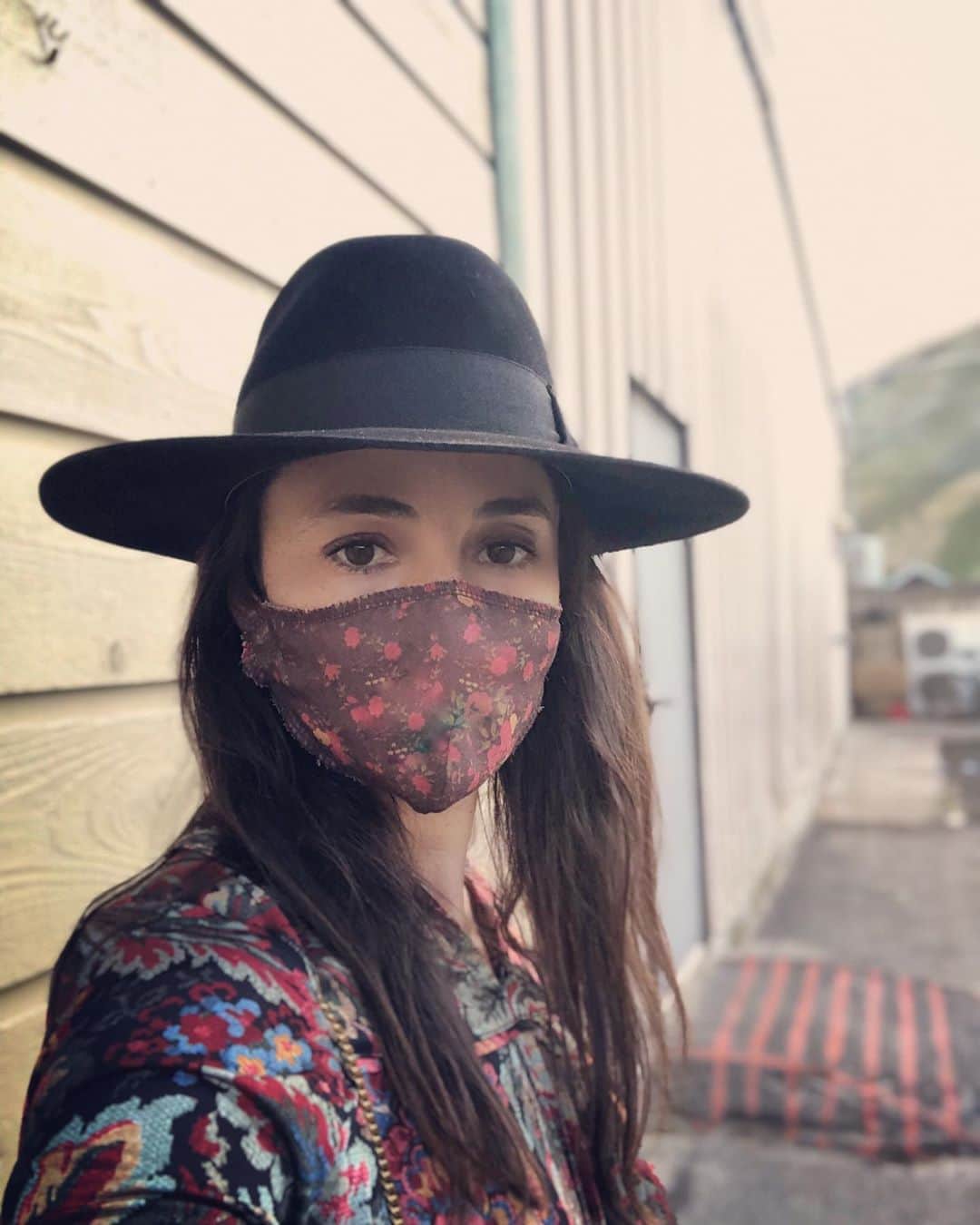 ミア・マエストロのインスタグラム：「#wearadamnmask 🤍 Politics will not get in the way of taking care of each other. . No dejemos que la política obstruya cuidarnos los unos a los otros 🕊 #wearamask #usamascarilla」