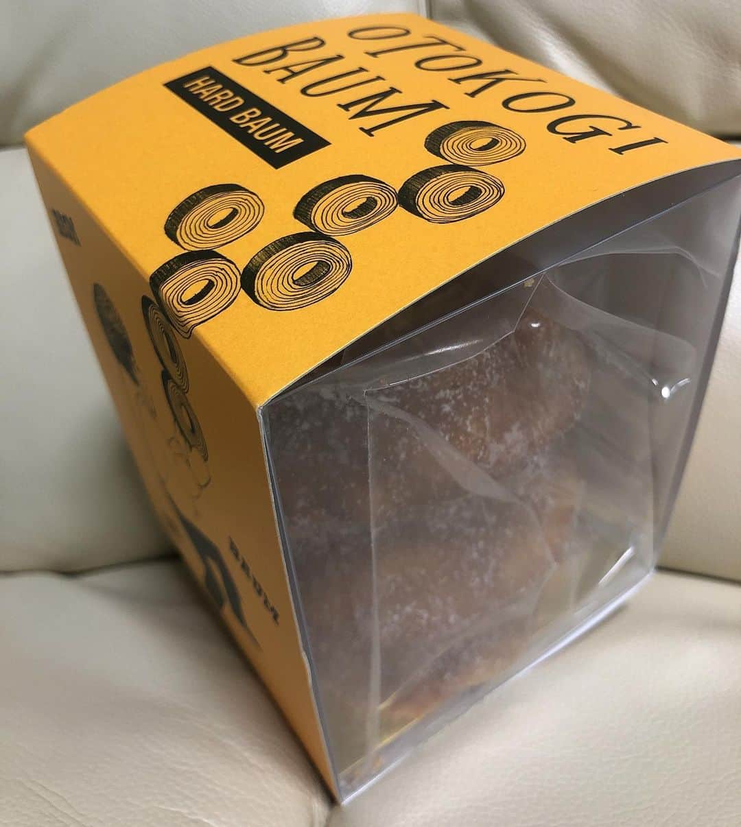 中野みやびのインスタグラム：「バームクーヘン  #otokogibaum #バームクーヘン #yellow #おやつ #いただきもの #受験生 #dezert #男気 #wawawa #みやび」