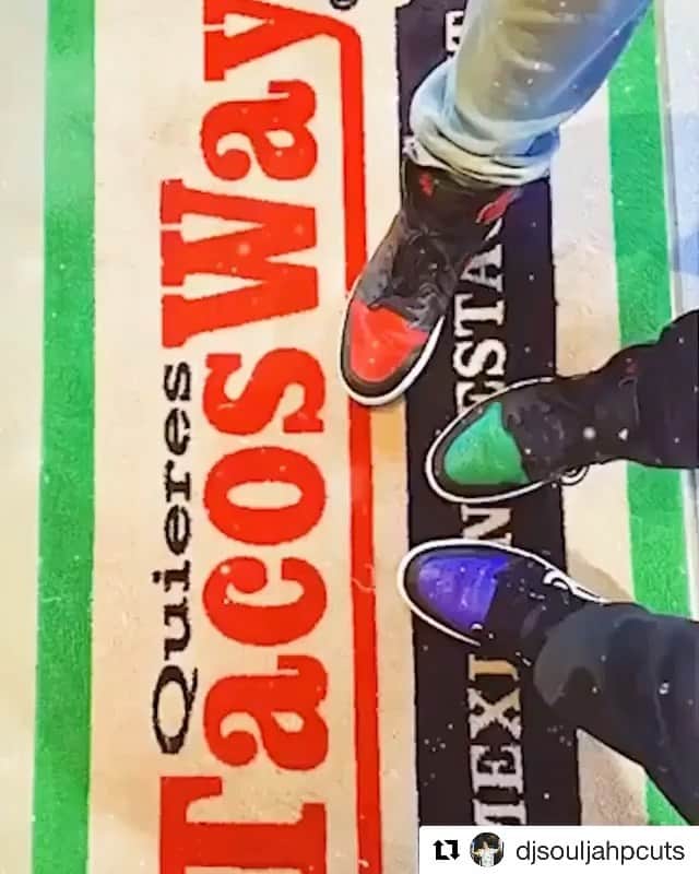 のインスタグラム：「Urban Slice👟👟👟everything nice🔈🔈このフリースタイル懐かしい..✨  #Repost @djsouljahpcuts ・・・ Which Colorway of #AJ1  Do you like the most? 🍎 or 🥝 or 🍇   好きなJordan 1 はどれですか？   ☎️ 1-900-Hustler Freestyle ✍️ @wise_official & @tarantula_mc ⛳️ @mine_stacks & @djsouljahpcuts .」