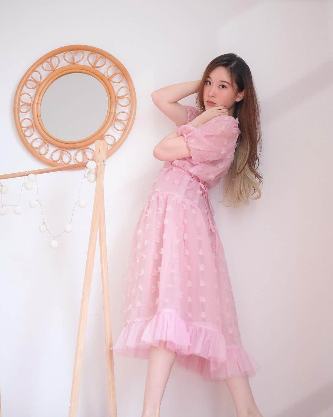 ジェシカ・ヤマダのインスタグラム：「Slide 1: sebelum kenalan Slide 2: baru-baru kenal Slide 3: belaga ga kenal . 📸 Suamiku #instahusband 👗 @cherrydreamy X @impromptu.id . #jesswears #impromptuxcherrydreamy」