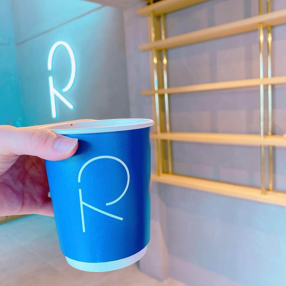 あやなんさんのインスタグラム写真 - (あやなんInstagram)「今日はりょうくんが岡崎に作った 「R coffee stand」のプレオープンに行ってきたよ♡😍とにかく内装からコップからロゴ、すべてがオシャレでそしてコーヒー美味しい！！！  私はぷんにーなので、主にアイス抹茶ラテを飲んだんだけど抹茶ラテもケーキも超おいしいかったよ☕💭💕  淡々とやってのけてるように見えるけど裏ではきっとすごく考えて努力してるんだなと言うのが見てわかりました...。私も私を好きでいてくれる人と共有出来る場所を作ってみたいなぁ、、、って思った💓 ほんますごい。リスペクト！  岡崎巡りにはちょー便利な駅近！ ちなみに岡崎に行くと東海オンエアが街のそこらじゅうに看板とかで居るから「ぁあああ！！！パパー！😍」ってポンスが大喜びしています（笑）  また行きたいな( ◜◡◝ )  #R coffee stand #岡崎#愛知県 #7月23日オープン(予約制) #りょうやん」7月18日 21時39分 - ayachan_0619