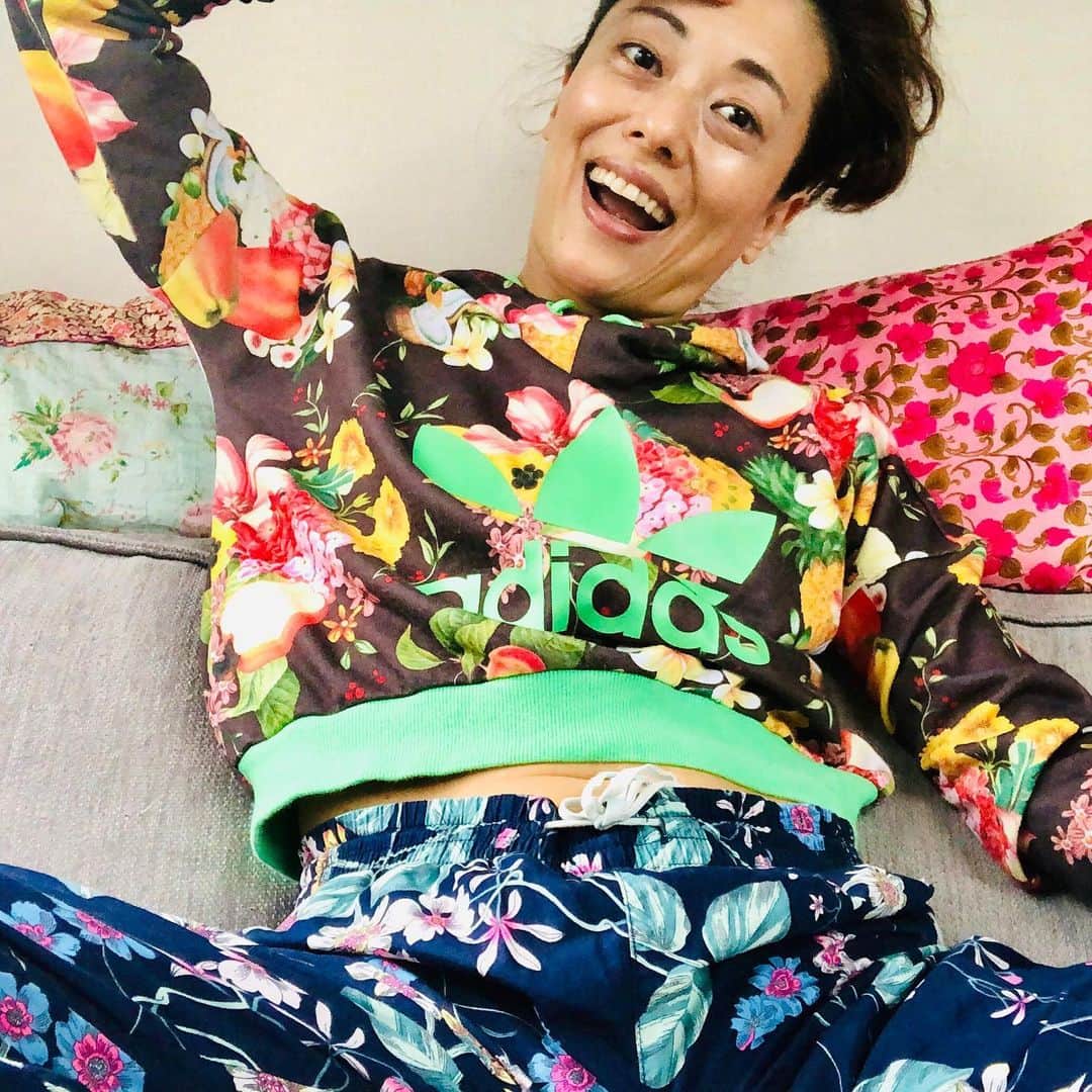 池田有希子のインスタグラム：「自分の今日の部屋着コーディネートが、花柄の草間彌生みたいでした。腹！モーリーにはSuzan Pittのアニメーションみたいだねと言われました。腹！  #nutsforflorals #wherearemysixpacks」