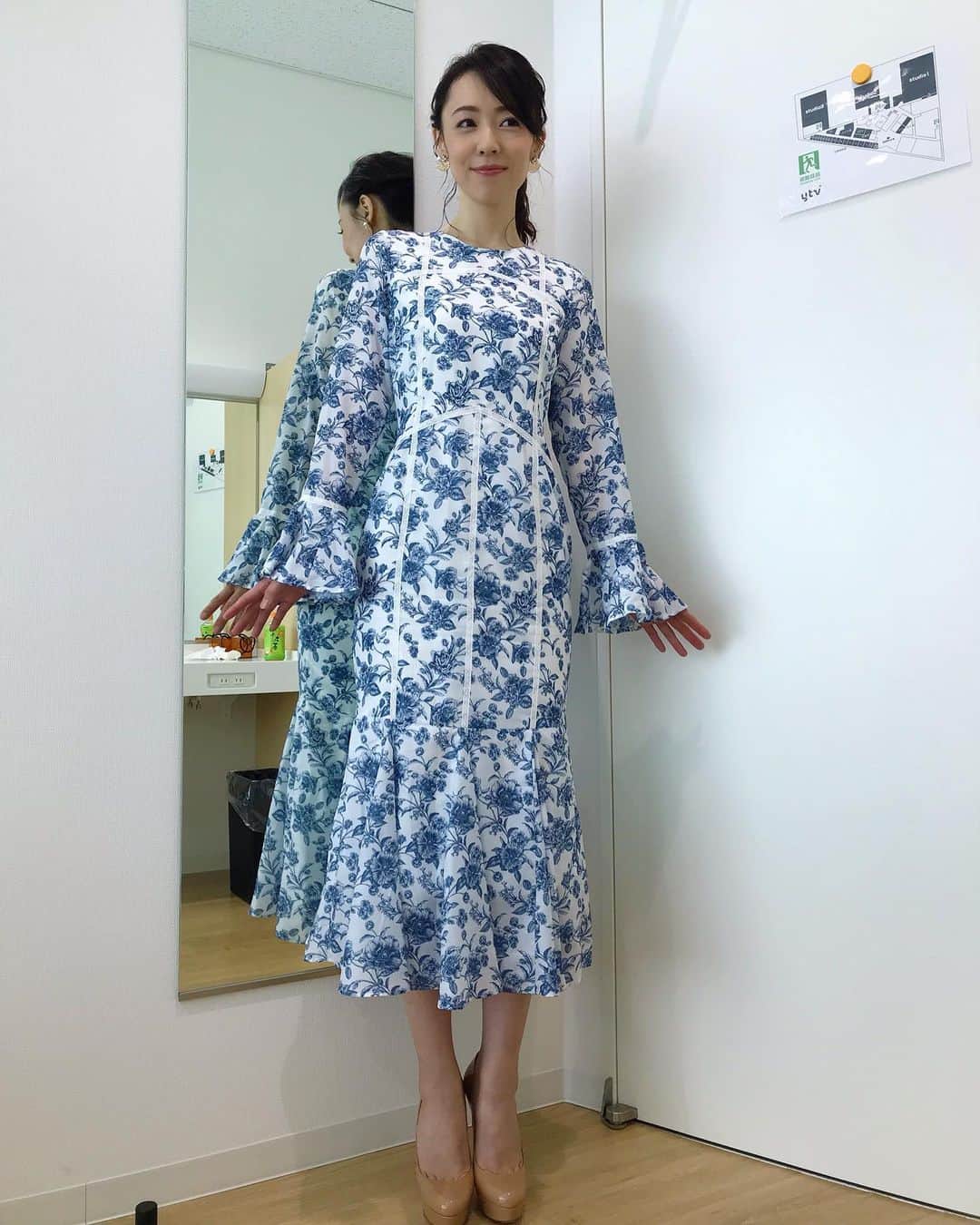 丸田佳奈のインスタグラム：「7月19日(日) 13:30〜  読売テレビ そこまで言って委員会NP  http://www.ytv.co.jp/iinkai/  出演します。  今回は、 コロナ禍の「ウィズ・コロナ」の、そして、「アフター・コロナ」の日本の経済について、 「妖怪伝説」を絡めながら、 徹底討論します！  是非ご覧ください。  辛坊さんにロイヤルコペンハーゲンと言われた、今回の衣装です（笑）  #そこまで言って委員会  #委員会 #読売テレビ #ytv #出演 #パネリスト #パネラー #コメンテーター #医師 #新型コロナウイルス #コロナ #covid_19  #感染拡大 #医療崩壊 #感染拡大防止 #経済 #gotoキャンペーン #自動車業界 #基幹産業 #政策 #妖怪伝説 #ロイヤルコペンハーゲン」