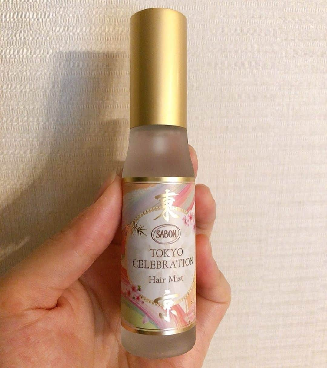 狩野舞子さんのインスタグラム写真 - (狩野舞子Instagram)「・ SABON トーキョーセレブレーション ヘアミスト ・ ダメージから髪を守って乾燥を防いでくれるヘアミスト🥰  レモン、グリーンノート ↓ ジャスミン、オレンジブロッサム ↓ グアヤクウッド、ムスク、アンバー、ヘリオトロープ  と香りが少しずつ変化していくところもお気に入りです💓 この夏は必需品だな〜 素敵なプレゼントありがとう〜🎁 ・ #SABON #トーキョーセレブレーション #ヘアミスト ・ #vocest!」7月18日 21時47分 - kanochan715