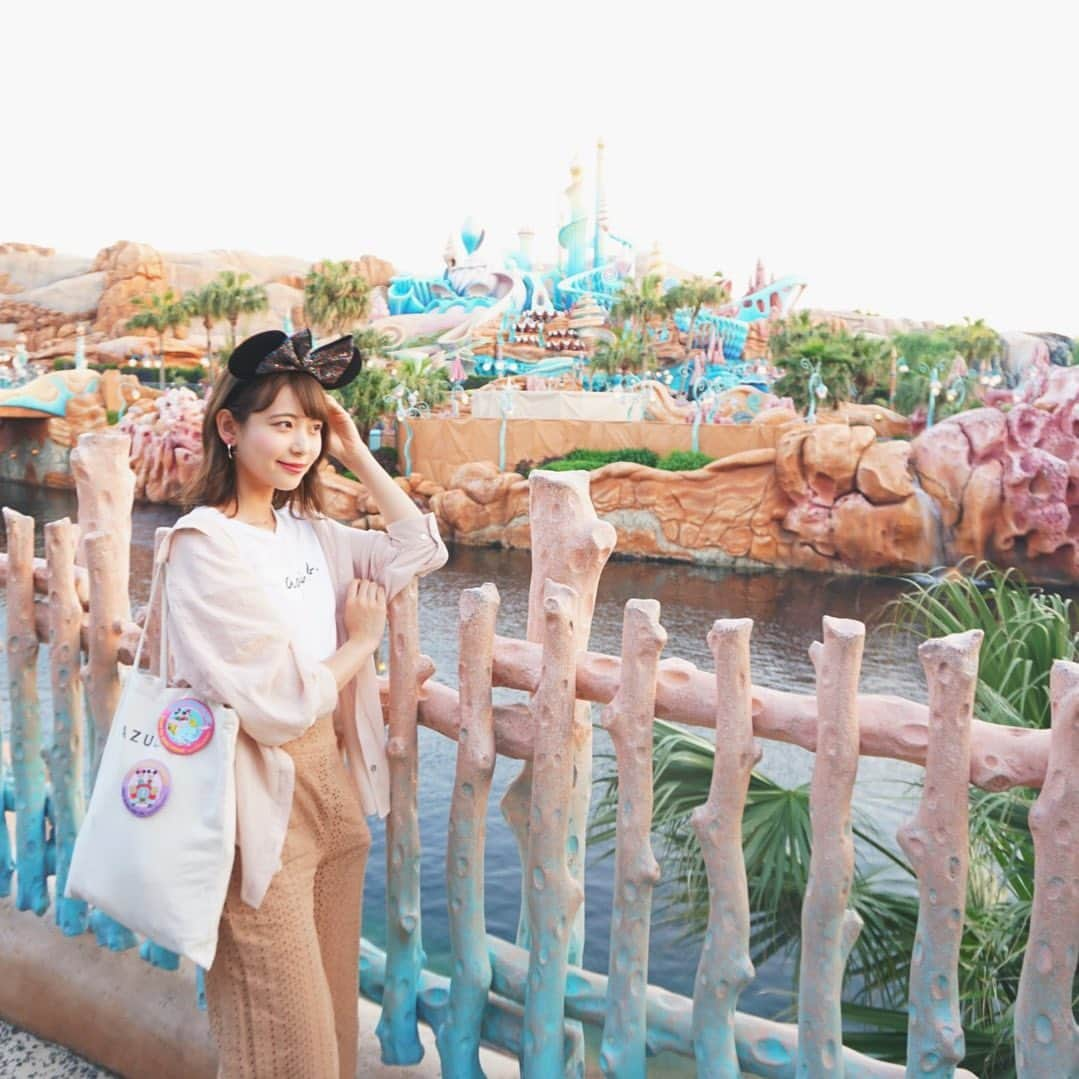 山田麻由のインスタグラム：「.﻿ ﻿ ﻿ ﻿ ディズニー行きたい🥺❤️﻿ 写真は去年の夏前くらいの！﻿ わたしはパークの雰囲気と世界観が 大好きだから﻿一刻も早くパークに入りたい😷﻿ まだ再開してからのチケットも取れてないけど😇﻿ ﻿ ﻿ ﻿ 今年いっぱいのイベントは中止になったみたいで😢﻿ 学生生活最後のディズニーだったのに﻿ ハロウィンもクリスマスもないの悲しいけど﻿ こればかりは仕方ないですね💔﻿ ﻿ ﻿ ﻿ ひとまずチケットをとりたい。(笑)﻿ ﻿ ﻿ ﻿ ﻿ ﻿ ﻿ ﻿#tokyodisneyresort#tokyodisneysea#tokyodisneyland#東京ディズニーシー#東京ディズニーランド#マーメイドラグーン#過去pic#撮影#撮影モデル#被写体#サロンモデル #サロモ #ポートレート#ポートレートモデル#ポートレート女子」