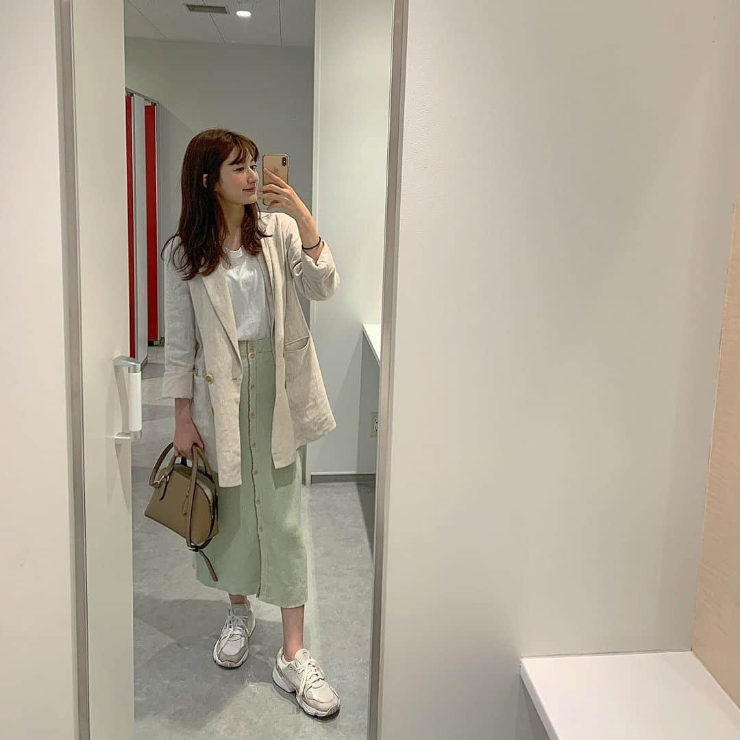 濱田よりかさんのインスタグラム写真 濱田よりかinstagram Mint コーデ ベージュコーデ ミントカラー ミントグリーン ミントグレージュ ニットスカート ジャケット ジャケットコーデ スニーカーコーデ ロングスカート 消えそうな色コーデ
