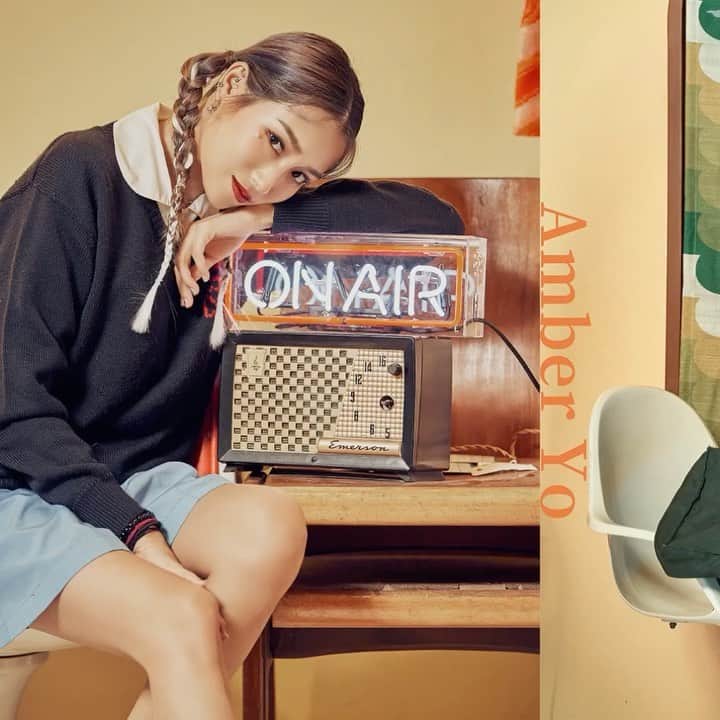 安柏兒のインスタグラム：「來，不急。 🎧  已經在觔斗雲YouTube 上線了 請各位敬請期待下週各大平台上架 🙏🏽🤜🏽🤛🏽☁️  第一次跟 @chrisflow229 合作 Prod by 浪漫弟 @jinbobt   開心 🤘🏾  @jdy_music  @chynahousedigital   Special thanks my best @dozkuo.photo 📷📸  #我聖心我驕傲 🤣」