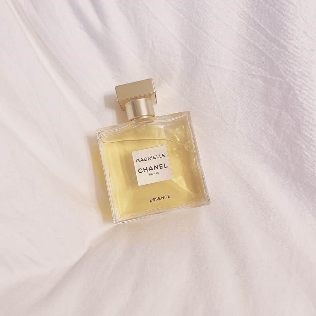 東森美和のインスタグラム：「お誕生日にCHANELのGABRIELLEを頂きました🌸すごくいい香り。香水探してたので嬉しい‼︎  #chanel #chanelgabrielle #香水 #プレゼント」