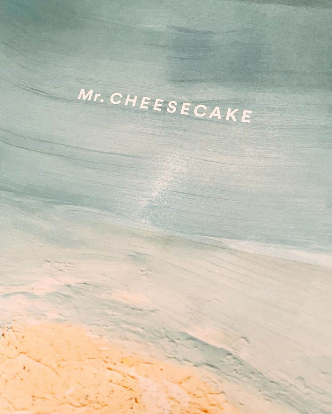 イアリサさんのインスタグラム写真 - (イアリサInstagram)「@mr.cheesecake.tokyo  夏限定フレーバー 「hirami lemon」 . いつものミスチよりもサッパリ感があって、鼻から抜ける山椒の香りがこれまたよかった。 . 焼けすぎた私と今回のミスチ非常に相性ぴったりでした🐄 #mrcheesecake  #ミスターチーズケーキ #ミスチ」7月18日 21時58分 - _i.arisa_