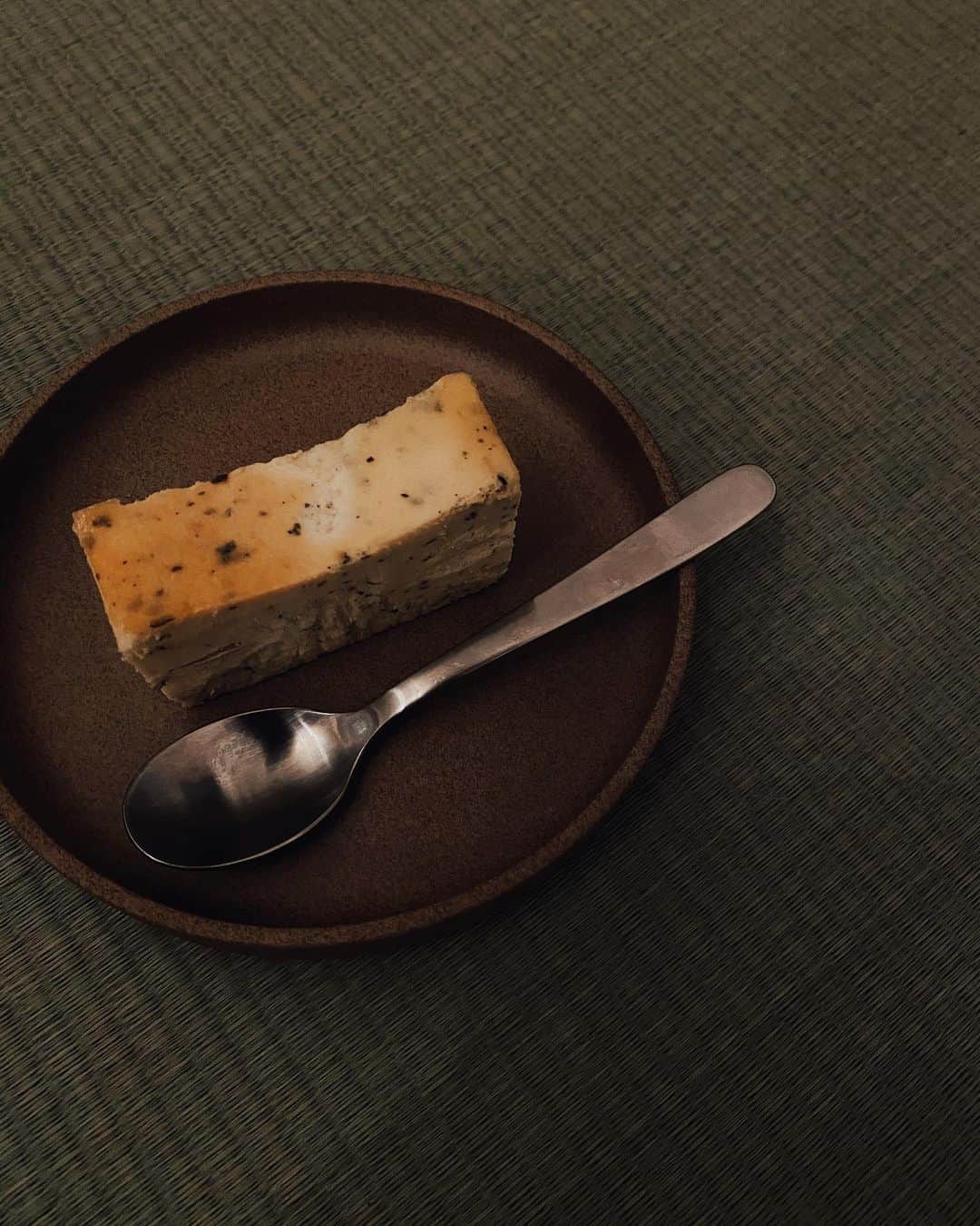 イアリサのインスタグラム：「@mr.cheesecake.tokyo  夏限定フレーバー 「hirami lemon」 . いつものミスチよりもサッパリ感があって、鼻から抜ける山椒の香りがこれまたよかった。 . 焼けすぎた私と今回のミスチ非常に相性ぴったりでした🐄 #mrcheesecake  #ミスターチーズケーキ #ミスチ」