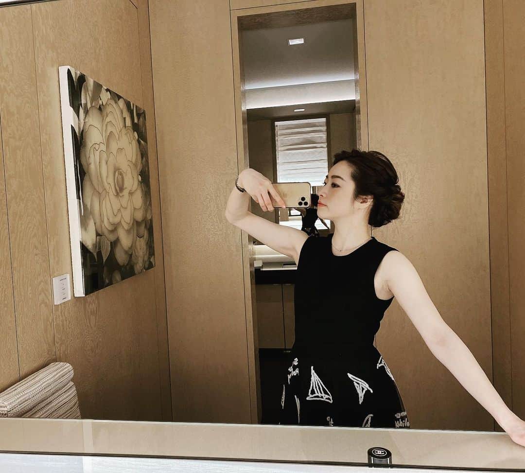 東森美和のインスタグラム：「先日はお客様にお誕生日のお祝いで🥂銀座のCHANELの最上階にあるフレンチ、ベージュに連れて行って頂きました♡  流石のサービスで素晴らしかったです🥀エレベーターのCHANELマークのボタンはやっぱり可愛い♡女子であれば絶対テンション上がりますよね。  お料理もサービスも最高でした♡ ありがとうございました。  #chanel #ベージュアランデュカス東京 #フレンチ #東森美和」