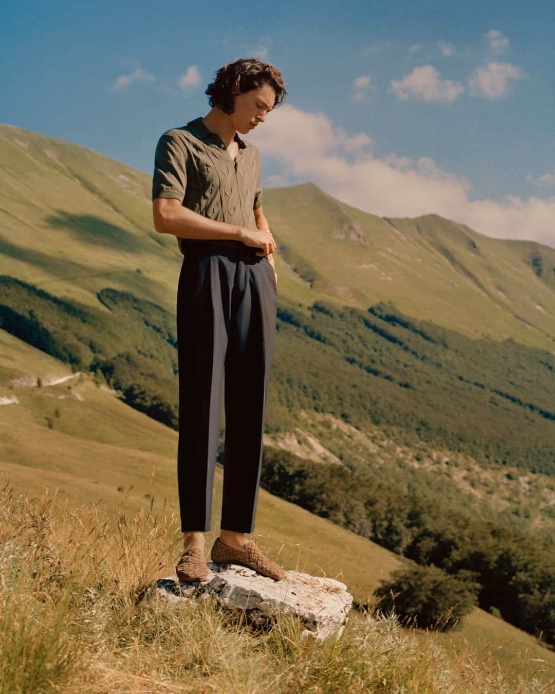 サントーニのインスタグラム：「Nothing quite compares to the beauty of nature. “Origini” SS21 is a visual narration of our homeland, Le Marche, in the heart of Italy.   #Santoni #SantoniSS21 #mfw #MilanDigitalFashionWeek #makersofbeauty」