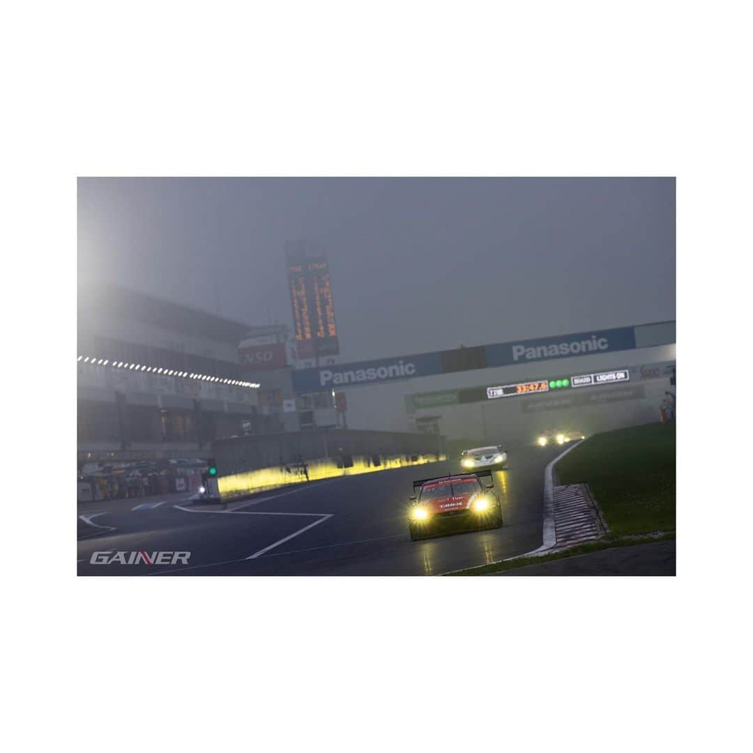 のインスタグラム：「. SUPER GT 2020 開幕戦  . . いよいよ始まりました。 . . 今日の公式練習は濃霧の為に 開始時間が遅れて最後の方は 日没寸前でした。 . . 明日が予選と決勝日なのですが 朝の時点での明日の天気予報は 大雨を予想。 . . 明日公式予選が行えない程の コンディションであれば、 今日の順位が明日のグリット になるというアナウンスもあり なんとも緊張感のある公式練習でした。 . . 今日は最終的に4位で終えましたが さて明日の天気は？？？ . .  #supergt #gainer #tanax #gtr #nissan #nismo #koshidoracing #ficata #でちゃう #アリア #制動屋 #bigdaddygraphics #gt300 #eyevol #monocolle」