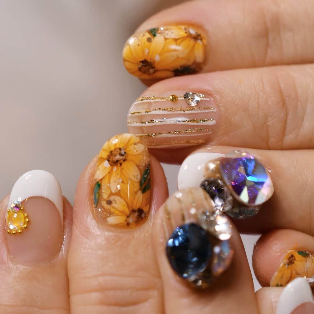 のインスタグラム：「Salon data▼ ＝＝＝＝＝＝＝＝＝＝＝＝＝＝＝＝＝＝＝＝ . CADENAS -nail eyelash salon- ●Nail artist  @yuka.maeda  @yuki_cadenas ●eyelash　@cadenaseyelash  ゲストに愛と感動を…♡ . 【 LINE ＠cadenas 】 ご予約/お問い合わせはLINEよりお気軽に🤲 ▶︎▶︎#cadenasnail デザインアップしてます♡  price…★⭐︎Instagram特別キャンペーン中⭐︎★ . 「インスタ見たよ👀」と LINEからご予約で特別プライス7500円！！ . ※ご新規様限定 ※キャラクターや特殊なエレメント等のみ 別途料金いただく場合ございます🙇🏻‍♀️ . . price…初回8000円（オフ込み） access…大阪市北区堂山町16-1  中崎町駅  徒歩2分/梅田駅  徒歩6分 . tel… 06-4792-8617 ＝＝＝＝＝＝＝＝＝＝＝＝＝＝＝＝＝＝＝＝ . . . .  #中崎町ネイルサロン #梅田ネイルサロン #大阪ネイルサロン #関西ネイルサロン #インスタネイル #instanails #instanail #トレンドネイル #ネイルサンプル #クリアネイルデザイン  #ネイルブック #フレンチネイル #ネイルチェンジ #今月のネイル #にゅーねいる #夏ネイル #サマーネイル  #ネイル大好き #シンプルネイル #ネイル部 #女子力向上委員会 #女子力 #女子力ネイル #向日葵ネイル #ひまわりネイル #イエローネイル  #ナノソル #ナノソルcc  #ナノソル販売してます」