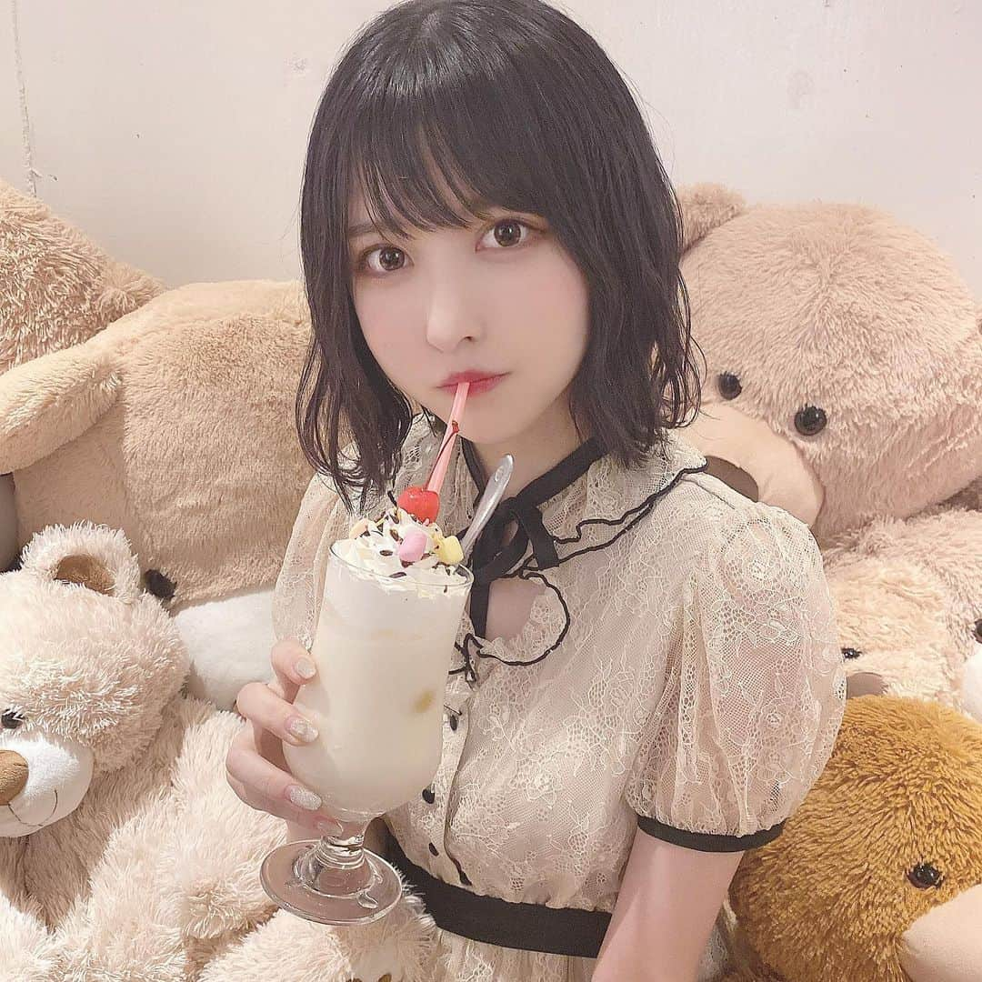 小此木流花さんのインスタグラム写真 - (小此木流花Instagram)「バナナジュースを飲みました くまさんたくさんいて可愛かったʕ•ᴥ•ʔ ひさしぶりに着たこのワンピース  可愛く髪の毛巻き巻きしてもらったけど雨でしなしななっちゃってかなしい 最近雨多すぎん？ かなしい(´•̥  ̯ •̥`)  #高円寺#高円寺カフェ #オールシーズンカフェ  #ワンピース#bubbles」7月18日 22時06分 - okonogi_ruka