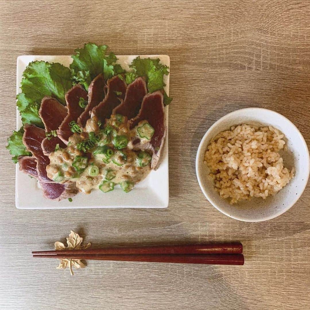 のインスタグラム：「.﻿ 【FOOD🍴】﻿ ﻿ 炙りカツオ×納豆で美肌ごはん﻿ ﻿ ===========================﻿ ﻿ ビタミンBが豊富なカツオに﻿ アレンジ納豆を合わせた夜ご飯😋🍴﻿ ﻿ カツオは脂質が少なくてタンパク質豊富﻿ ﻿ ビタミンBとアミノ酸の効果で﻿ 肌も綺麗になるし良いことづくしのお魚🐟﻿ ﻿ Photo by @shelliemay_1121  ﻿  ===========================﻿ ﻿ ﻿ #b_and_mag」