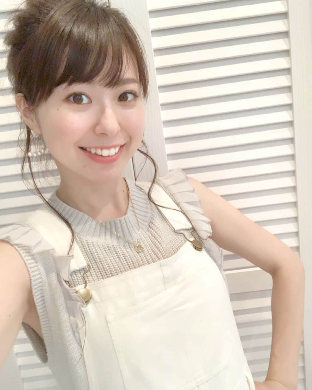 のインスタグラム：「✩*॰ お団子ヘアー。 . 最近使い始めたDUPの アイライナーのブラウンブラックの 色味がお気に入りです😆‼️ . #ママ美容　#アレンジヘア #おだんごヘア #ゆるふわアレンジ #ママ#女の子ママと繋がりたい #美容#30代メイク#アラサー#ママメイク #dup #ディーアップ#アラサーママ#ヘアアレンジ#ロングヘア #ロングヘアアレンジ#裸眼メイク」