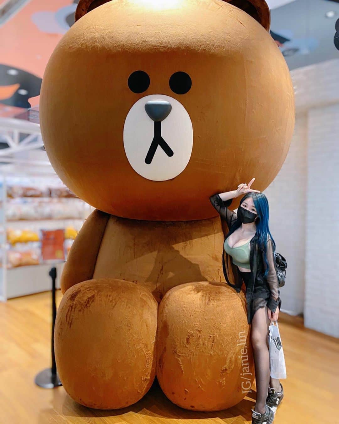 泥泥林さんのインスタグラム写真 - (泥泥林Instagram)「I look tiny nearby lin friends Brown🐻 我在熊大旁邊感覺好小喔！  #153泥泥 #熊大 #日常 #line #friend #brown」7月18日 22時10分 - janie.lin