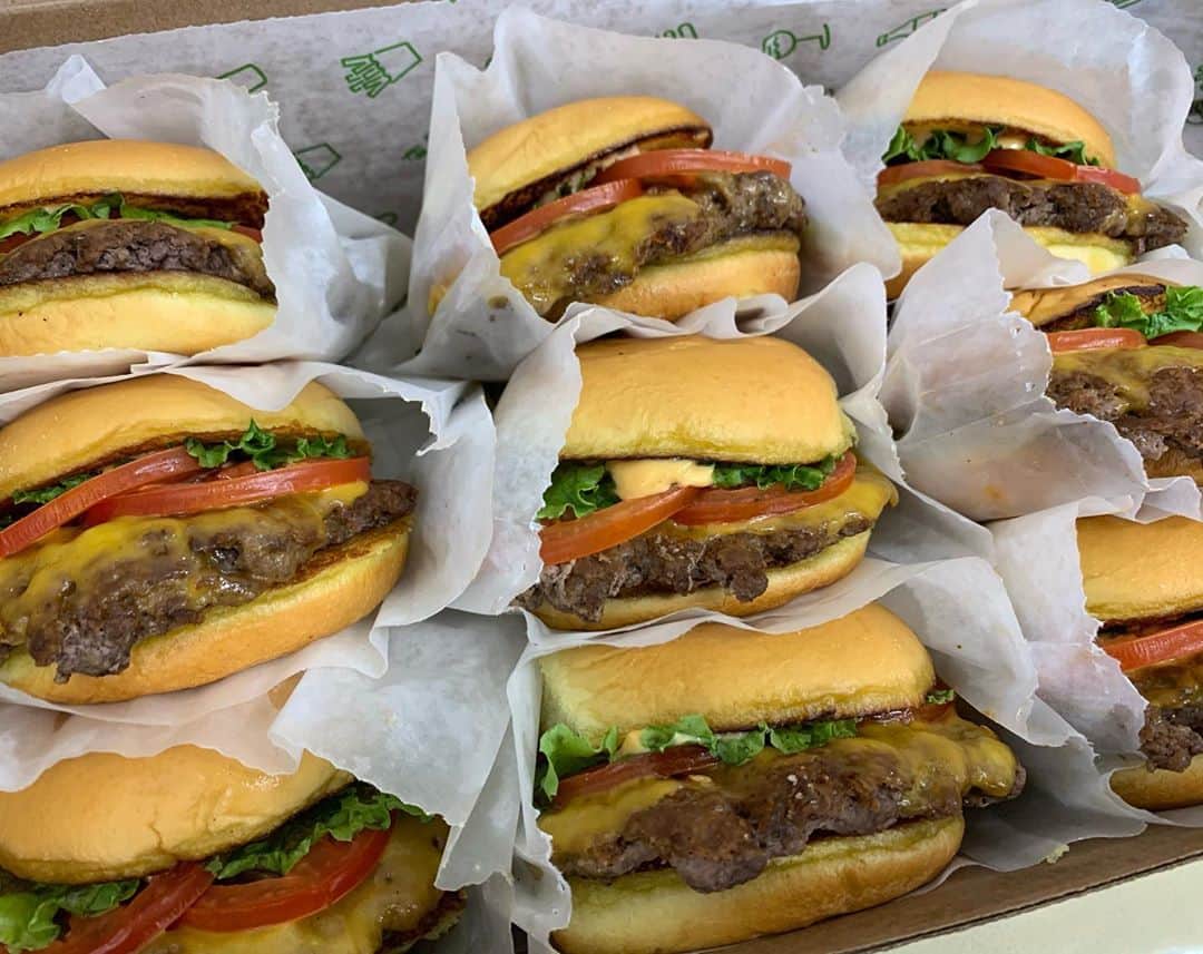 モハメド・ヨネさんのインスタグラム写真 - (モハメド・ヨネInstagram)「試合後はシェイクシャックのハンバーガーをパクり。  テリーマンばりに 立ち食い決めたぜ。  うんめぇハンバーガー 全ての箱にNOAH選手へのメッセージ付き。  こういうのが嬉しいヨネ！  #シェイクシャック #シェイクシャックバーガー  #シェイクシャック東京ドーム店  #ハンバーガー好きと繋がりたい  #noah_ghc  #夏のノア復活祭」7月18日 22時20分 - muhammadyone