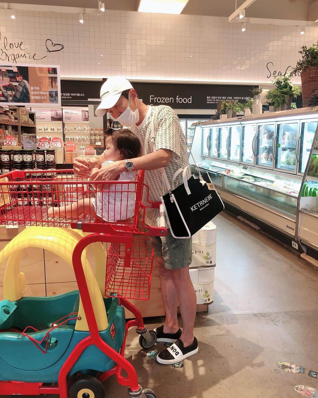 チェ・フィリップさんのインスタグラム写真 - (チェ・フィリップInstagram)「기저귀 가방 메고 딸이랑 장 보는 하루.  #ketrnebe」7月18日 22時13分 - pillipchoi