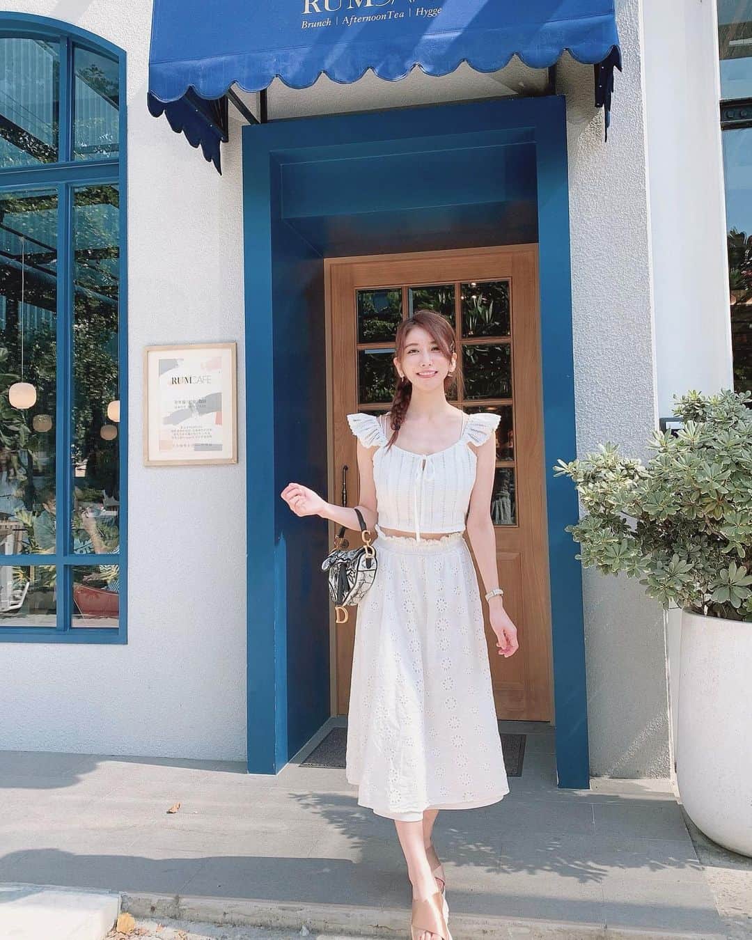 亜里沙さんのインスタグラム写真 - (亜里沙Instagram)「這是我在東區第一次買的衣服🤍 又便宜又可愛 夏天喜歡穿這樣白色的衣服 👗 @airspacetaiwan  👜 @dior 👡 @miumiu  ・ 初めて台湾のブランドで買ったお洋服だよ。 リーズナブルなお店が多くて、 あとはネットショッピングが主流みたい🙆‍♀️ 全身黒！とかも好きなんだけど、 夏だし最近は明るい色の服を着るのが好きです。 みなさん夏バテに気をつけて下さいネ✨ ・ ・ #台中 #台中旅行 #rumcafe #alisa_in_taiwan #台湾 #台灣 #taiwan #taipei #taiwanlover #台湾生活 #台湾留学 #台湾旅行」7月18日 22時13分 - alisa_0302