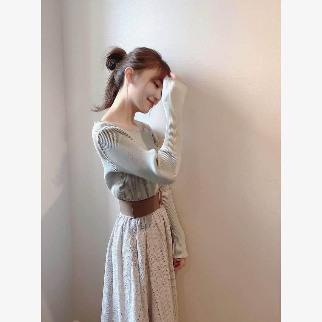 小嶋真子さんのインスタグラム写真 - (小嶋真子Instagram)「私服◎ 肌寒くて、一足先に秋物を着てしまっています🌨💡 プリーツカットソー、着心地が良くて本当にスキ。 デコルテラインもすごく綺麗に見えます☺️✨ 写真で着ているmintは完売ですが、 blackは少量ですがまだ予約可能です...!🐾 明日まで予約受付していますので是非見てみて下さい💐」7月18日 22時15分 - makochan_2525