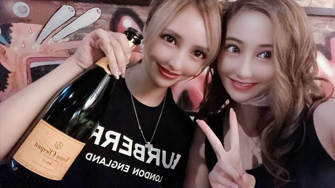 リアラさんのインスタグラム写真 - (リアラInstagram)「マリカさんと女子会✨ ずっと憧れの人😍💓 早くお店遊びに行きたいなー✨  しょうやとケンゾーくんまじ面白かった🤣  #歌舞伎町#新宿#六本木#有名嬢#キャバ嬢#キャバクラ#メゾンドボーテ#アマテラス#新大久保#リアラ」7月18日 22時15分 - riaranyan