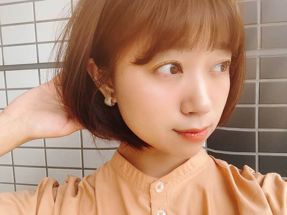 渡辺梨夏子のインスタグラム：「梅雨明けはまだかなって🌛  なんだか気持ちがざわざわすることも多いから、安心できる人たちとの会話とか、どうでもいいことで笑ってる時間が落ち着く...🌿  #ひとりごと #めも #make#makeup #coralmakeup」