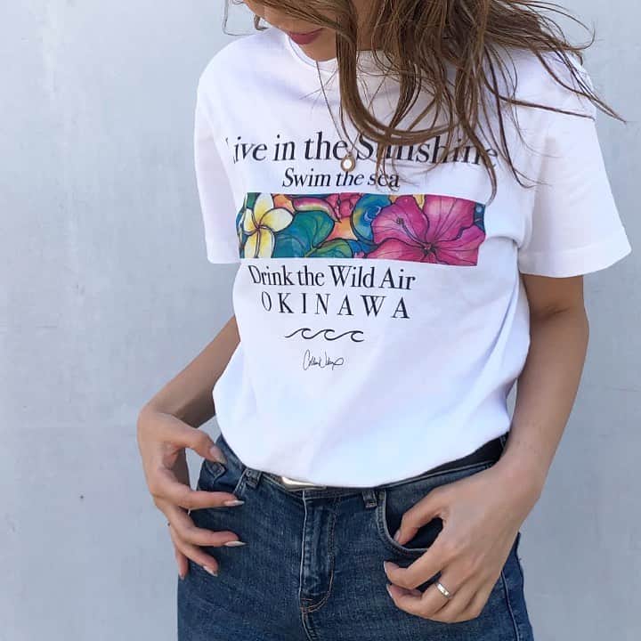 ラレイアのインスタグラム：「🌴 OKINAWA限定Tシャツ即納対応になりました👏✨ ・ こちら残りわずかとなりますのでぜひ今のうちに😊🌺 ・ ユニセックスで使えて、サイズ展開もあるのでぜひページでcheckしてみてください！ ・ ・ ・  ---La Leia Precious Life(ラレイア)--- @laleia_official ・ 楽天市場店 https://www.rakuten.co.jp/laleia-p-life/ ・ au wowma店 https://wowma.jp/user/52666346 ・ Yahooショッピング店 https://shopping.geocities.jp/laleia-p-life/ ・ ・ @laleia_official  @colleenwilcoxgallery_jp  #colleenwilcox#art#hawaii#aloha#surf#beach#laleia#ハワイ#フォトジェニック#インスタ映え#インスタ女子#アロハ#ビーチ#海を感じる雑貨#ラレイア#アート#ビーチガール#サーフスタイル#大人カジュアル#キャップ #コリーンウィルコックス#ギフト#プレゼント#ユニセックス#Tシャツ#沖縄」