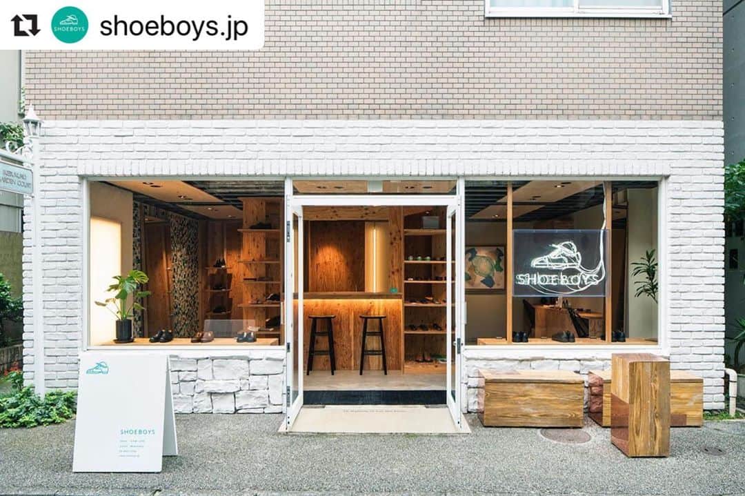 のインスタグラム：「【ご報告🎊SHOEBOYS GRAND OPEN】﻿ .﻿ 明日7月19日、池袋の靴磨き&革靴店"SHOEBOYS"が、﻿ いよいよグランドオープンとなりました！👞✨﻿ .﻿ クラウドファンディングからスタートした本プロジェクトですが、﻿ 色々な方のお力をお借りして、やっとここまで来ることができました。。﻿ 本当にありがとうございます。🙏🙏﻿ .﻿ 当初のOPEN予定は4月でしたが、﻿ 世の中がこのような状況になり、延期につぐ延期。﻿ 先の見えない期間がしばらく続き、﻿ 正直なところ不安でいっぱいでした。﻿ .﻿ ですが、逆に出来た時間を、﻿ 『SHOEBOYSという空間を磨き上げる時間』に使おうと﻿ 考えることにしてからはあっという間でした。﻿ 空間、サービス、どの視点からみても自信をもって﻿ 皆様を迎えることができるお店になったと思っています！！﻿ .﻿ 感染症対策はしっかりと行なっていますので、﻿ 皆様の無理のないタイミングで、﻿ ご来店を心よりお待ちしております。﻿ .﻿ 今後はSHOEBOYSのアカウント@shoeboys.jpにて﻿ SHOEBOYSの誕生ストーリー、ブランドコンセプトや、内装・サービスのこだわりなどを﻿ お越しいただけない方に向けてご紹介する意味も込めて随時発信していく予定ですので、﻿ ぜひフォローの方、お願い致します🙏🙏﻿ .﻿ .﻿ またコロナウイルス感染症対策として入店制限（2組まで）をさせて頂きます。﻿ .﻿ 入店制限の2組とは基本的に、「対面磨きのお客様」と、﻿ 「対面磨き以外でご来店頂いたお客様」﻿ の2組とさせて頂きますので、靴磨きのご予約をされると、﻿ 確実にお時間にご入店できます。﻿ 是非ご検討頂きますよう、よろしくお願い致します。﻿ .﻿ 予約フォームはこちらになります！﻿ https://airrsv.net/SHOEBOYS/calendar﻿ ——————————﻿ Premium Shoeshine:¥2,000﻿ Basic Shoeshine:¥1,000﻿ ——————————﻿ 磨きに関しては僕以外の職人が担当させて頂きます。﻿ 革靴が大好きな、経験豊富な職人でございますので安心してお任せください！👞✨﻿ ﻿ 僕は7.8月は土曜日、日曜日お店に立つ予定です。﻿ 池袋にてお待ちしております！😊✨﻿ ﻿ ﻿ SHOEBOYS﻿ 7月19日(日)OPEN﻿ 12:00〜20:00﻿ 定休日：水曜日﻿ 〒171-0021﻿ 東京都豊島区西池袋3-11-12﻿ 池袋ガーデンコート1F SHOEBOYS﻿ ﻿ #SHOEBOYS #ikebukuro #IKB #池袋﻿ #靴磨き #革靴 #tokyo #SHOEBOYSIKB﻿ #シューボーイズ #革靴好き﻿  ﻿  ﻿ #Repost @shoeboys.jp with @make_repost﻿ ・・・﻿ ﻿ July 19, 2020👞﻿ SHOEBOYS GRAND  OPEN🎊﻿ .﻿ .﻿ はじめまして、SHOEBOYSです！﻿ .﻿ 明日7月19日(日)、 ﻿ 西池袋に『靴磨きと革靴のお店』﻿ "SHOEBOYS"がOPEN致します。﻿ .﻿ こんな世の中ですが、﻿ 靴磨きの「楽しさ」と「素晴らしさ」を皆様にお伝えしながら、﻿ "輝かしき革靴の世界の入り口"のような場所になれるよう、﻿ 革靴へのピュアな愛を胸に、スタッフ一同頑張っていきます。﻿ ﻿ 皆様のご来店を心からお待ちしております！﻿ .﻿ ※感染症対策は徹底しております😷﻿ ※密を避けるため、入店制限を行う場合も﻿ ございますのでご了承ください😷﻿ .﻿ SHOEBOYS﻿ 7月19日(日)OPEN﻿ 12:00〜20:00﻿ 定休日：水曜日﻿ 〒171-0021﻿ 東京都豊島区西池袋3-11-12﻿ 池袋ガーデンコート1F SHOEBOYS﻿ ﻿ #SHOEBOYS #ikebukuro #IKB #池袋﻿ #靴磨き #革靴 #tokyo #SHOEBOYSIKB﻿ #シューボーイズ #革靴好き」