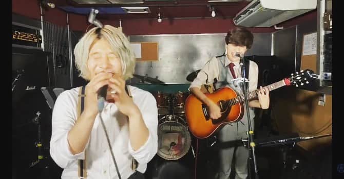 樋口和真のインスタグラム：「オンラインライブ7月編 ありがとう！ 次は8/22！ そして、明日はオンライン飲み会🍻 ・ 楽しもう🕺🏻」