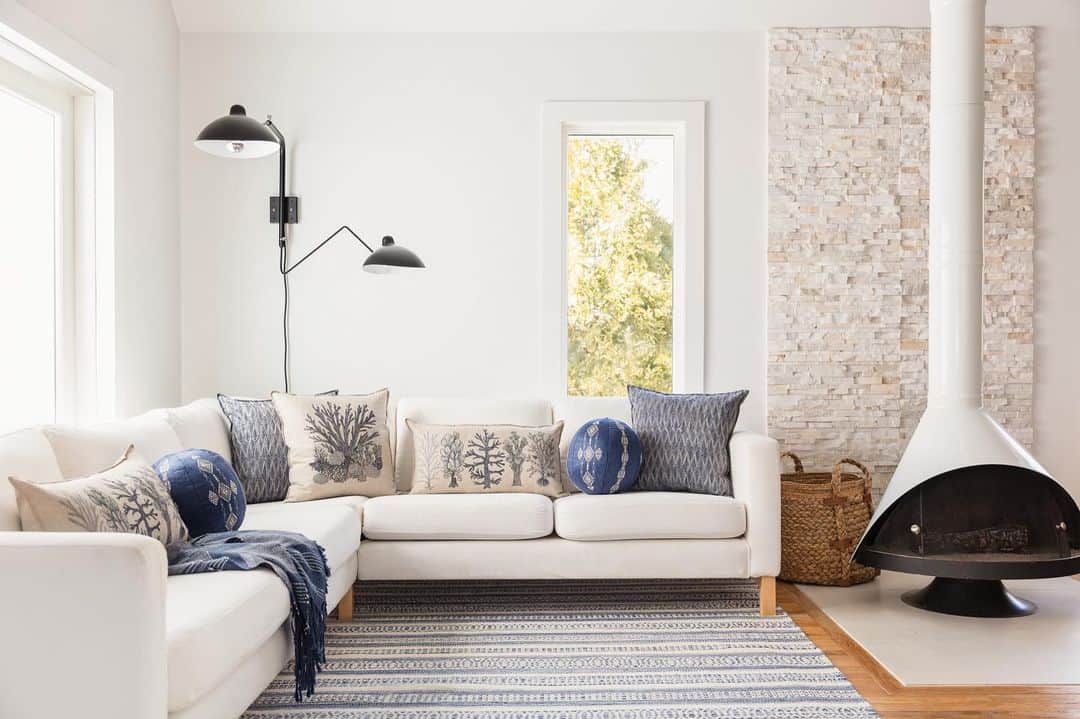 のインスタグラム：「Transport yourself to the beach from the comfort of your home. Trade in a beach ball for a sphere pillow and layer in indigo cushions with sand stitching. Complete the look with a monochromatic Navy Coral throw pillow. Our Coastal Collection brings the sea to your shore! 📸: @willellisphoto #coralandtusk #coralandtuskcoastal」