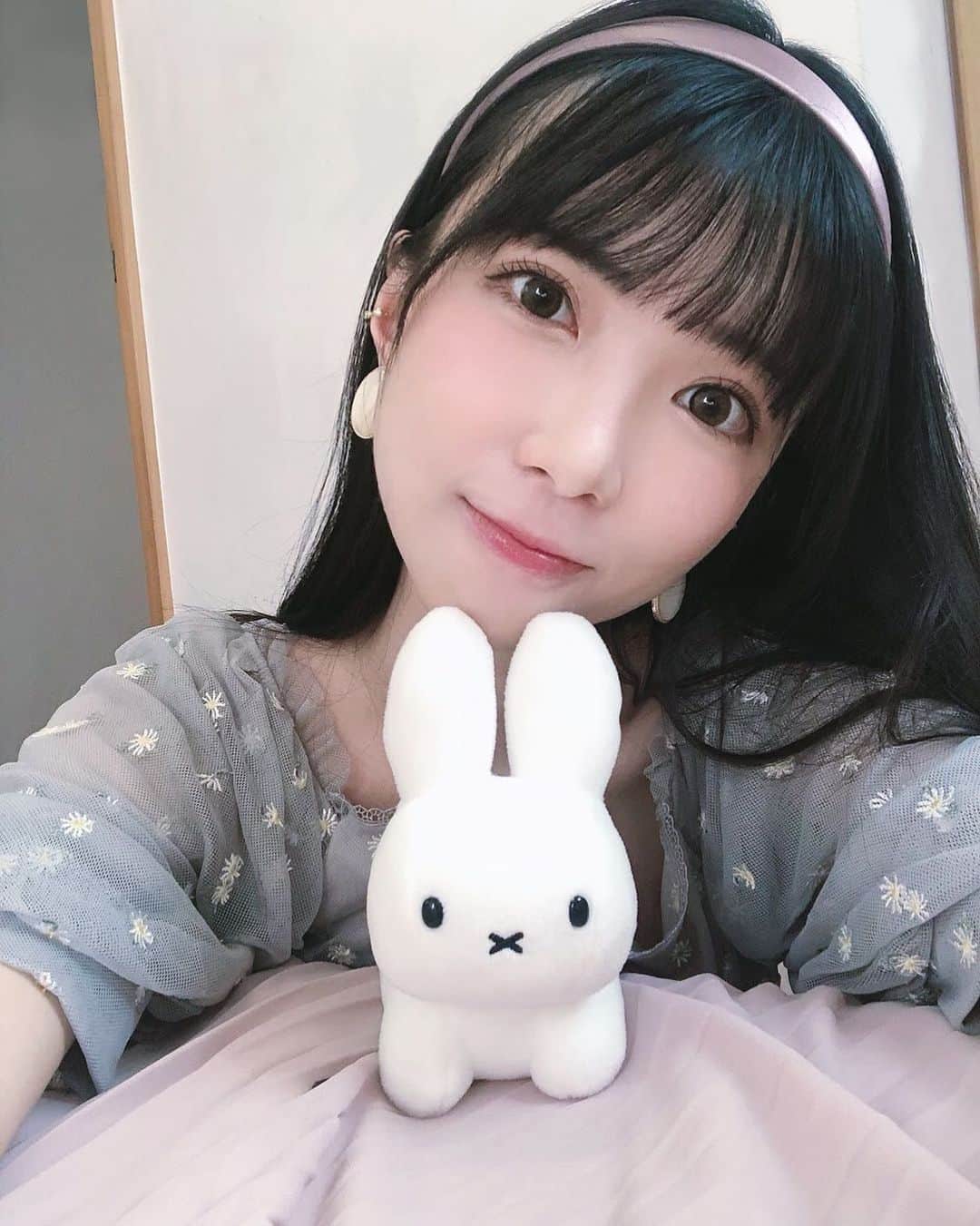 キアナのインスタグラム：「犬みたいな4足歩行のミッフィーかわいい💕 服を着ていなくて野生感を感じる😂」
