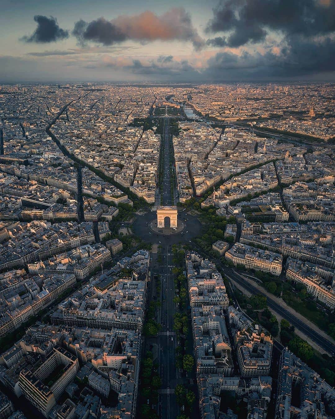 BEAUTIFUL DESTINATIONSさんのインスタグラム写真 - (BEAUTIFUL DESTINATIONSInstagram)「A beautiful aerial view over the Arc de Triomphe! ✨Have you been to Paris yet? Tag a friend to bring here someday! (📸: @sebastien.nagy 📍: Arc de Triomphe, Paris, France)」7月18日 22時31分 - beautifuldestinations