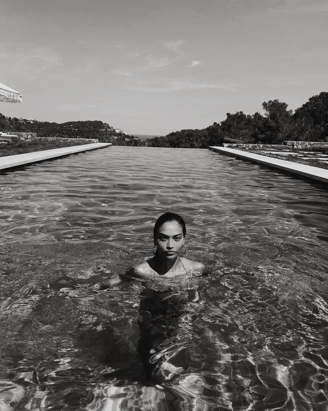 シャニーナ・シャイクのインスタグラム：「Creating that BOND girl moment coming out of the water 😂 📸 by @lorena」