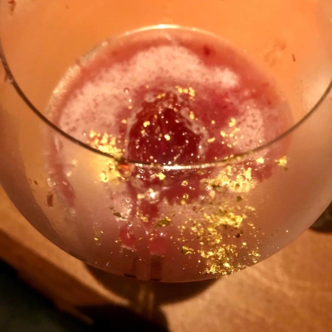 青木茉里奈さんのインスタグラム写真 - (青木茉里奈Instagram)「🥂🍾 貸切だったので、細心の注意を払って🍽 普段甘いお酒飲まないけど、初めて飲んだザクロのカクテルがフレッシュで自然な甘さでとても美味しかった( ^ω^ )🍸🤍 ・ ・ ・ #restaurant #bar」7月18日 22時39分 - marinaaoki28