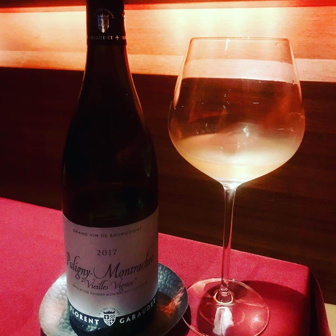 青木茉里奈のインスタグラム：「🥂🍾 貸切だったので、細心の注意を払って🍽 普段甘いお酒飲まないけど、初めて飲んだザクロのカクテルがフレッシュで自然な甘さでとても美味しかった( ^ω^ )🍸🤍 ・ ・ ・ #restaurant #bar」