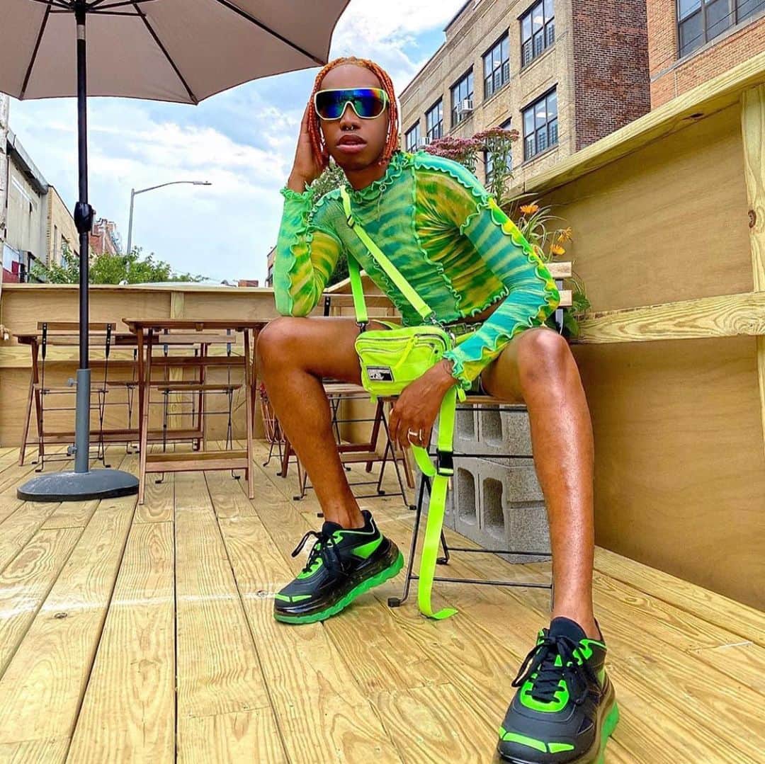 ジョージジーナ&ルーシーのインスタグラム：「@ziggymackjohnson leaves us speechless with each and every of his outfits. 💚 He’s wearing our „Love Letters“ Neon special. #georgeginalucy #gglsquad #staystrong」